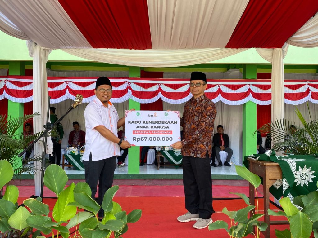 Momentum HUT RI 80, Ratusan Pelajar Terima Kado Kemerdekaan Lazismu Kabupaten Cirebon 1