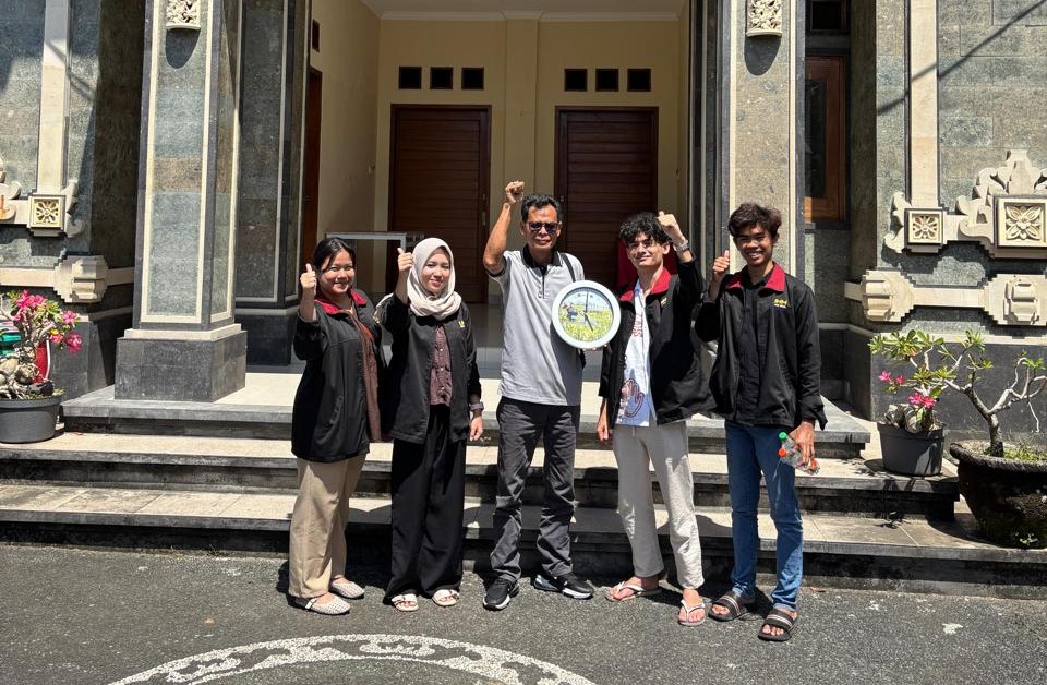 Pasang Banner Produk, Mahasiswa PMM UMM Bantu Promosi UMKM Desa Nyambu Tabanan Bali 3