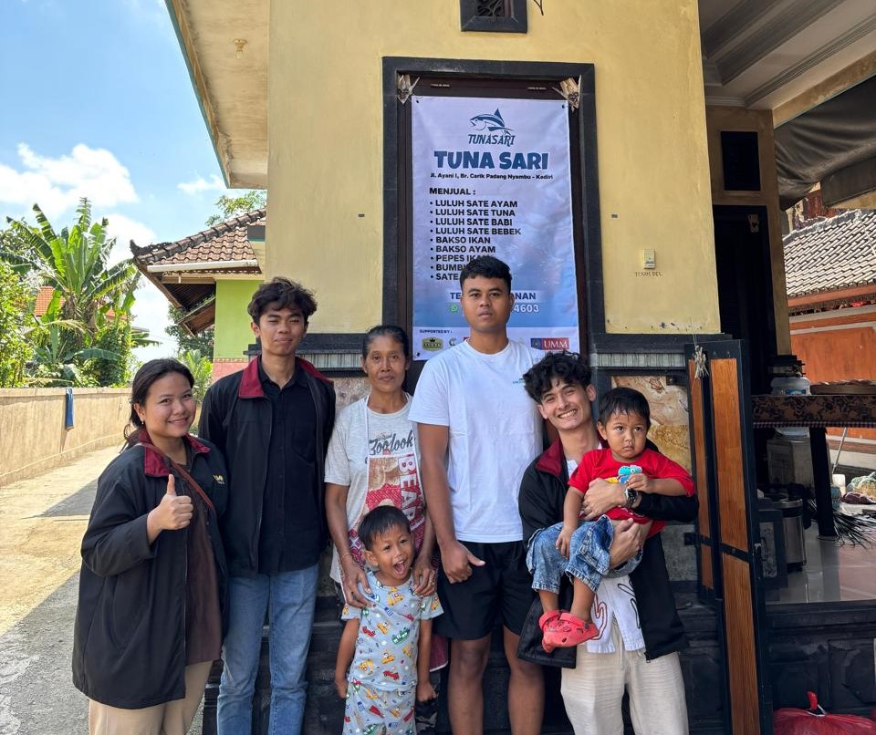 Pasang Banner Produk, Mahasiswa PMM UMM Bantu Promosi UMKM Desa Nyambu Tabanan Bali 2