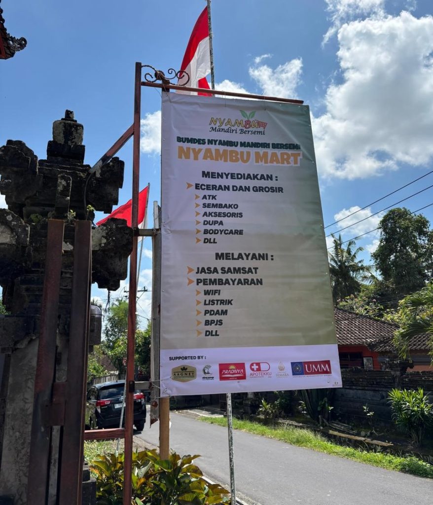 Pasang Banner Produk, Mahasiswa PMM UMM Bantu Promosi UMKM Desa Nyambu Tabanan Bali 1