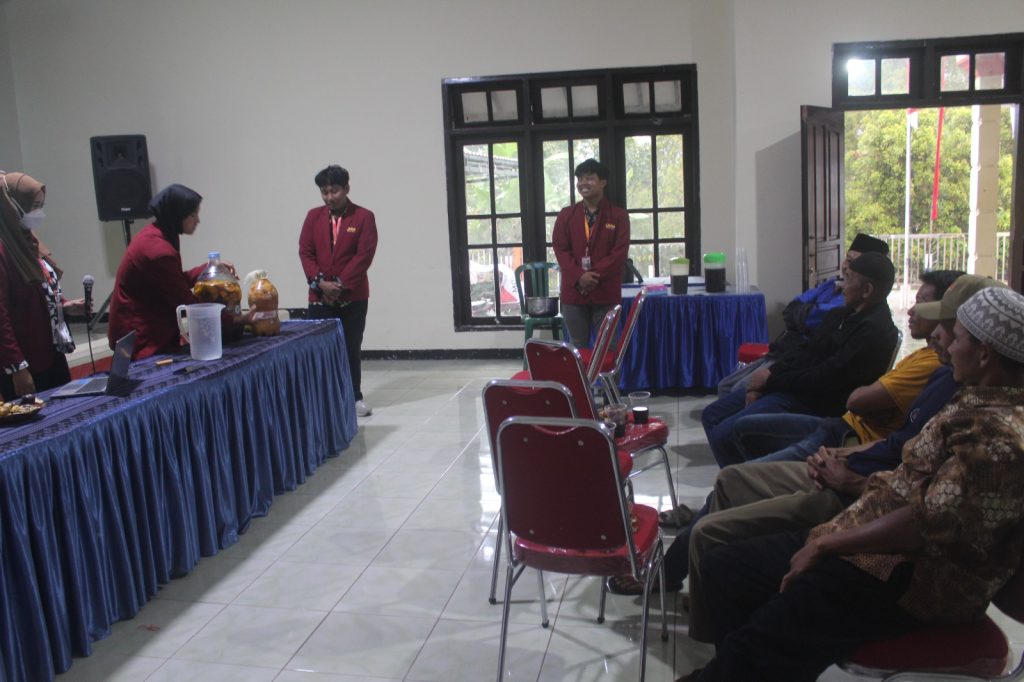 Inspiratif, Proker PMM UMM Inovasi Hijau Ubah Limbah Jeruk Jadi Ecoenzyme di Desa Sukodadi 1