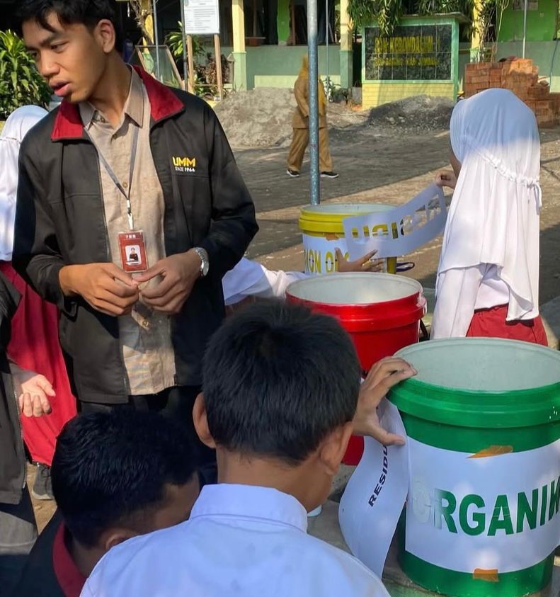 Daur Ulang Jadi Solusi: Mahasiswa PMM UMM Ajak Siswa SD Kebondalem Jombang Karya Tong Sampah Kreatif 1 Daur Ulang Jadi Solusi: Mahasiswa PMM UMM Ajak Siswa SD Kebondalem Jombang Karya Tong Sampah Kreatif 1
