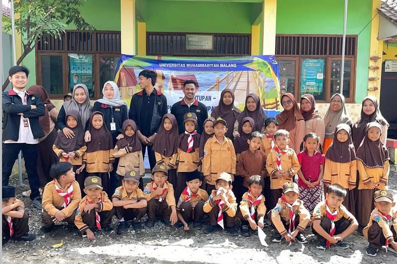 Daur Ulang Jadi Solusi: Mahasiswa PMM UMM Ajak Siswa SD Kebondalem Jombang Karya Tong Sampah Kreatif 3 Daur Ulang Jadi Solusi: Mahasiswa PMM UMM Ajak Siswa SD Kebondalem Jombang Karya Tong Sampah Kreatif 3