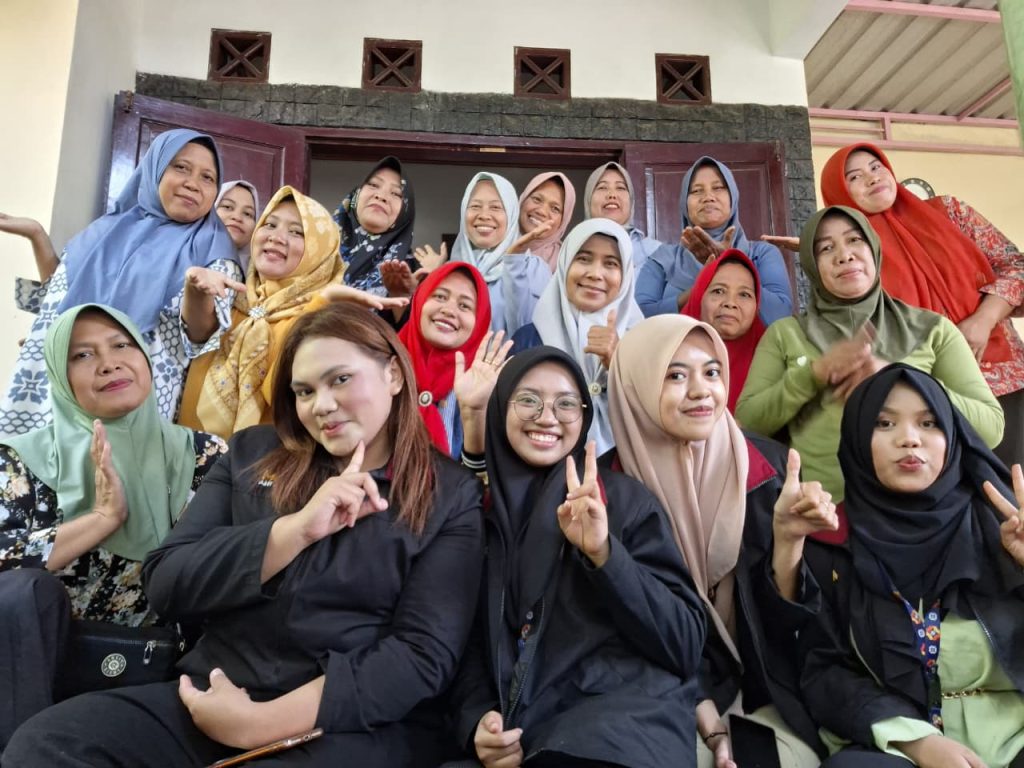 Mahasiswa PMM UMM Olah Sampah Organik Jadi Eco Enzyme, Manfaat Nyata Bagi Warga Watukenongo, Mojokerto 3 Mahasiswa PMM UMM Olah Sampah Organik Jadi Eco Enzyme, Manfaat Nyata Bagi Warga Watukenongo, Mojokerto 3