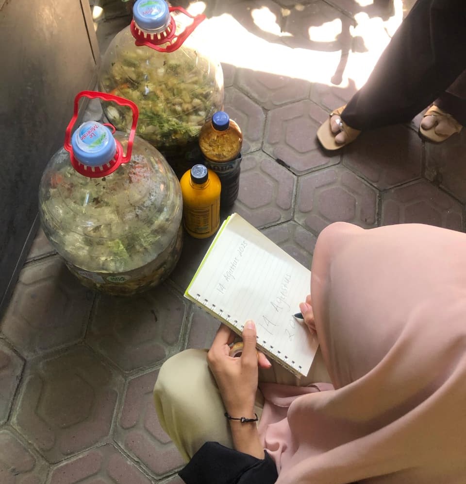Mahasiswa PMM UMM Olah Sampah Organik Jadi Eco Enzyme, Manfaat Nyata Bagi Warga Watukenongo, Mojokerto 2 Mahasiswa PMM UMM Olah Sampah Organik Jadi Eco Enzyme, Manfaat Nyata Bagi Warga Watukenongo, Mojokerto 2