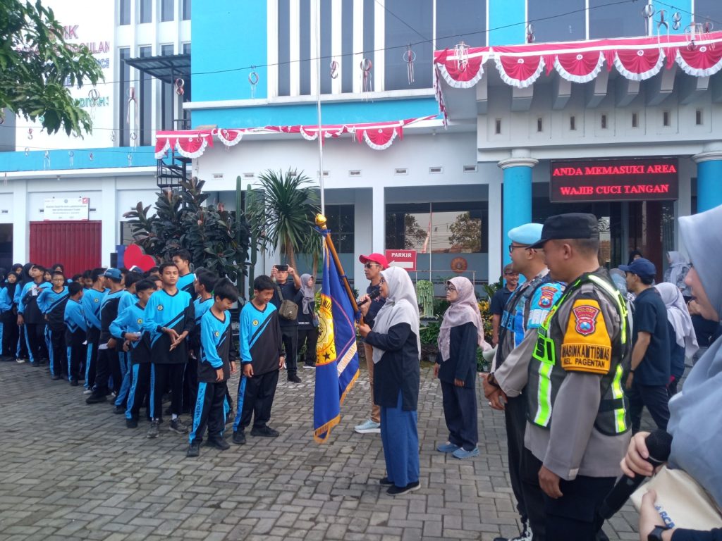 Semarak HUT Kemerdekaan RI 80, Siswa SMK Mugas-SMPM 4 Singosari Jalan Sehat Bersama 1