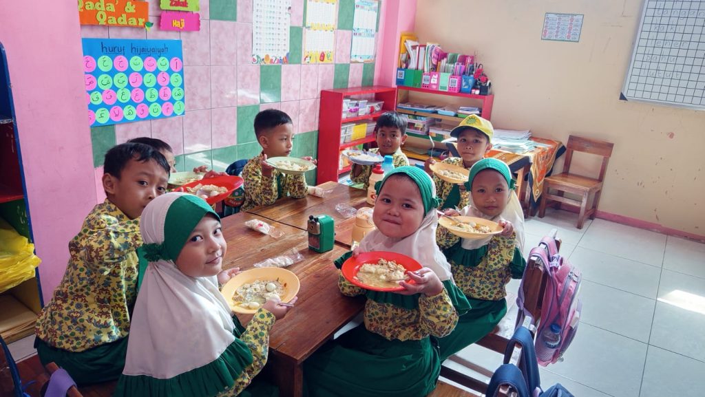 Menu Soto, Siswa TK ABA 13 Malang Edukasi-Praktek Adab Makan 2