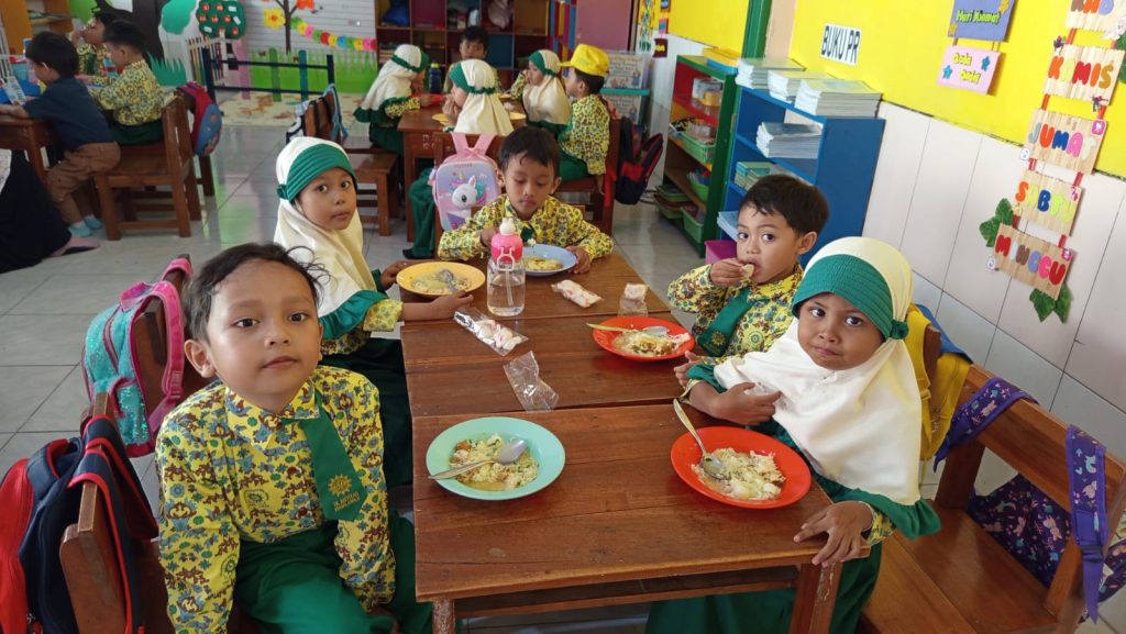 Menu Soto, Siswa TK ABA 13 Malang Edukasi-Praktek Adab Makan 1
