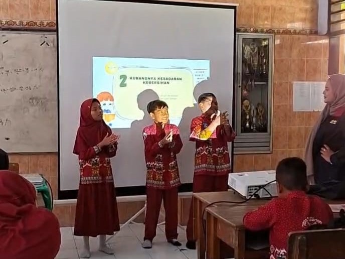 Cegah Muntaber, Mahasiswa PMM UMM Edukasi-Sosialisasi PHBS Siswa SDN Watukenongo 2 Mojokerto 1
