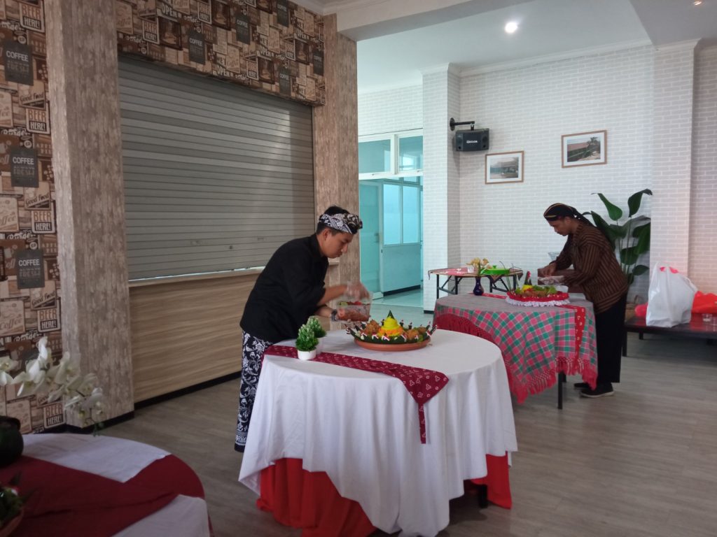 Lomba Tumpeng Kemerdekaan 80 RI, Guru SMK Mugas Tangkas Menghias   1