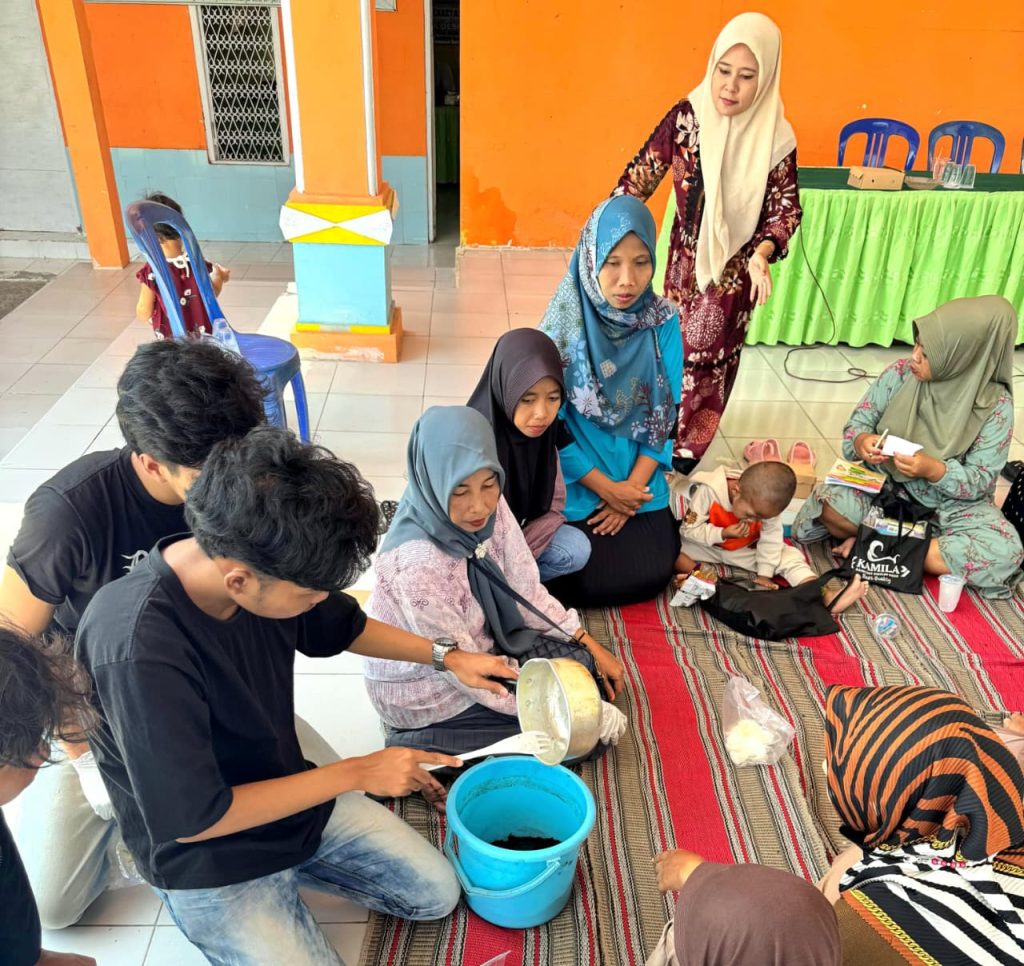 Dari Kandang Jadi Cuan: Mahasiswa PMM UMM-Warga Bengkelo Lor Limbah Kambing Jadi Pupuk Briket 1
