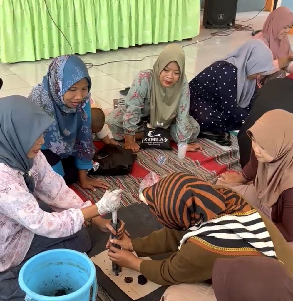 Dari Kandang Jadi Cuan: Mahasiswa PMM UMM-Warga Bengkelo Lor Limbah Kambing Jadi Pupuk Briket 3