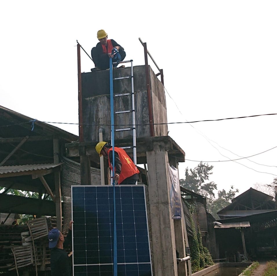 Tim PPM Polinema Pasang Filtrasi Air Minum Unggas Tenaga Surya di Sumberingin Kidul, Tulungagung 2