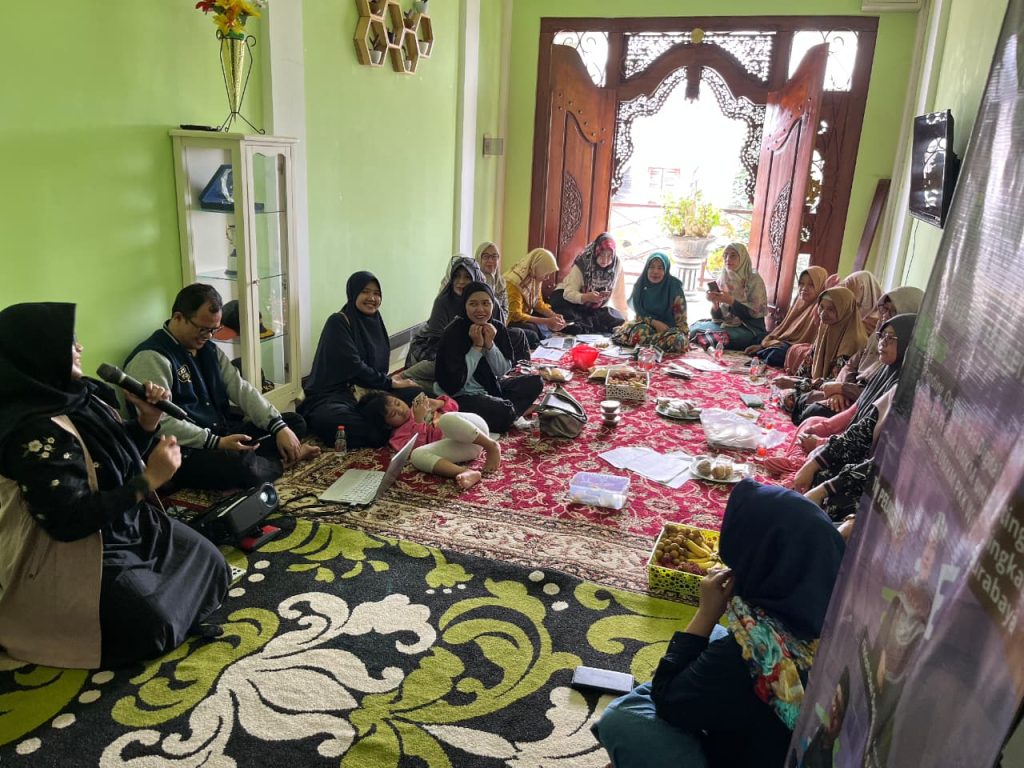 Tim Dosen Prodi S1 Ekonomi Islam Unesa Latih UMKM PKK Wiyung Branding Produk-Digital Marketing 3