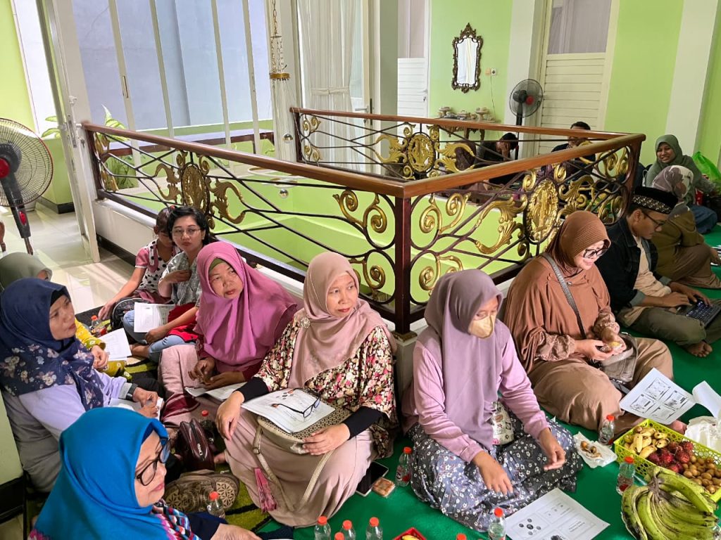 Tim Dosen Prodi S1 Ekonomi Islam Unesa Latih UMKM PKK Wiyung Branding Produk-Digital Marketing 2