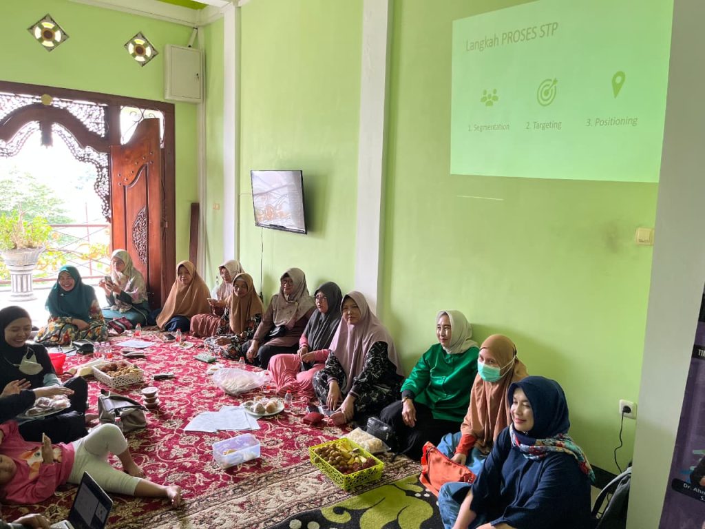 Tim Dosen Prodi S1 Ekonomi Islam Unesa Latih UMKM PKK Wiyung Branding Produk-Digital Marketing 1