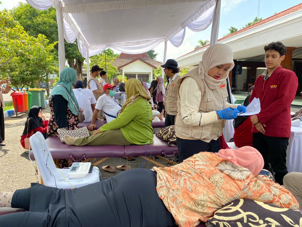 Momentum Hari Fisioterapi Dunia,  Prodi Fisioterapi UMM-Pemkab Bojonegoro Baksos Layanan Fisioterapi Gratis 1