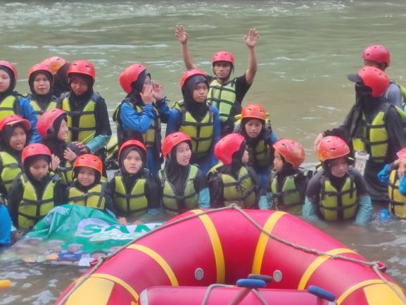 Melalui Arung Jeram, Santri Baitul Qowwam Tempel-Panti Asuhan Khodijah Sleman Character Building 1