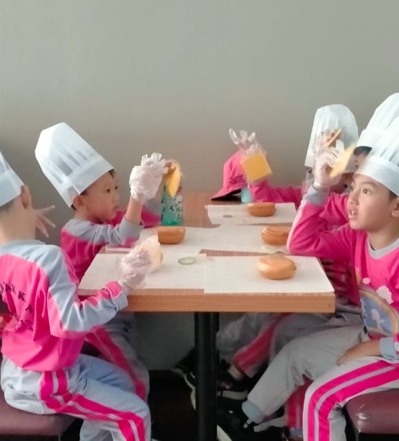 Siswa TK ABA 13 Malang Cooking Class Asah Keterampilan-Kreatifitas 2