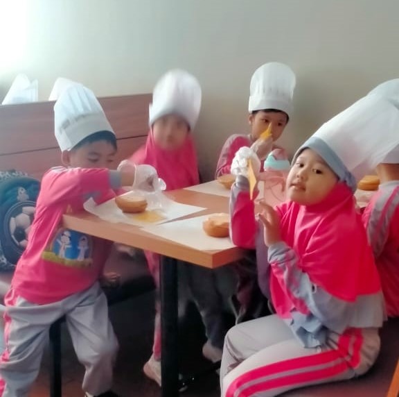 Siswa TK ABA 13 Malang Cooking Class Asah Keterampilan-Kreatifitas 1