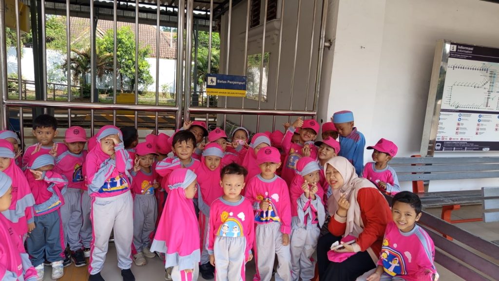 Outing Class ke Stasiun, Siswa TK ABA 13 Malang Belajar Alat Transportasi-Profesi 2