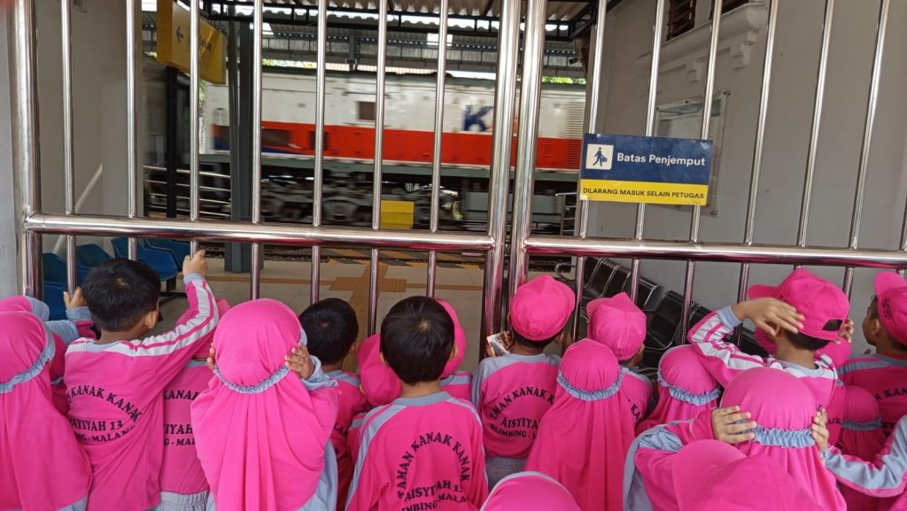 Outing Class ke Stasiun, Siswa TK ABA 13 Malang Belajar Alat Transportasi-Profesi 1