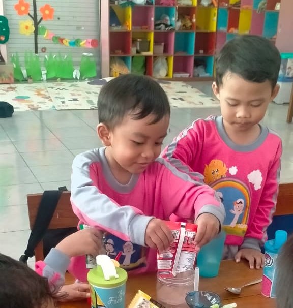 Kenalkan Nutrisi, Siswa TK ABA 13 Malang Praktek Olah Roti Bakar dan Susu 1