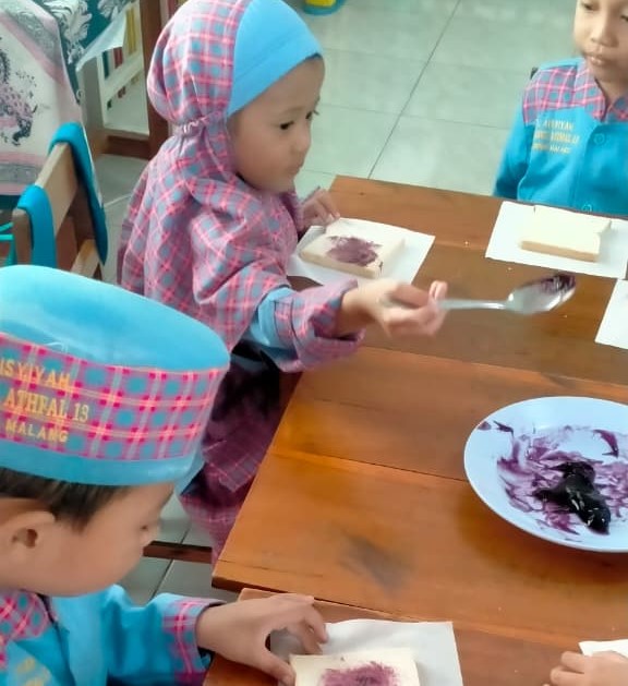 Kenalkan Nutrisi, Siswa TK ABA 13 Malang Praktek Olah Roti Bakar dan Susu 2