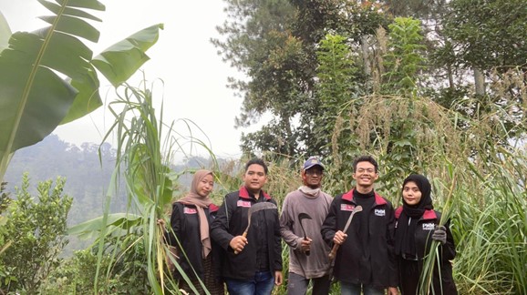 Mahasiswa UMM Latih Warga Bendosari Pujon Produk Karbol Sereh 1