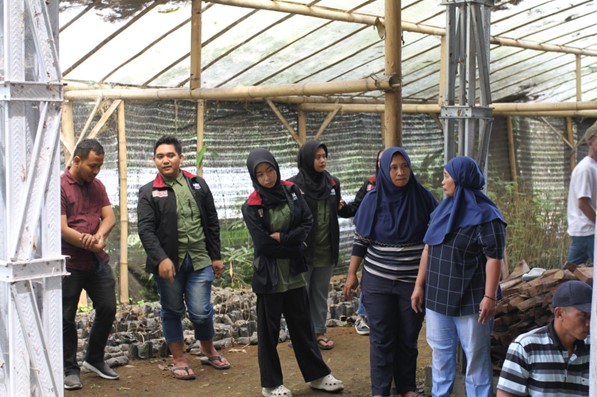 Mahasiswa UMM Latih Warga Bendosari Pujon Produk Karbol Sereh 2