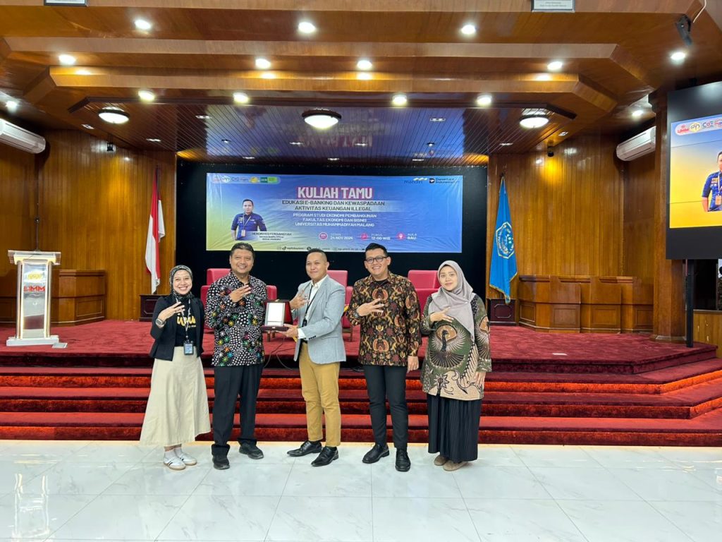 Kuliah Tamu Prodi Ekonomi Pembangunan UMM Hadirkan Praktisi Bedah E Banking-Waspada Keuangan Ilegal 2 Kuliah Tamu Prodi Ekonomi Pembangunan UMM Hadirkan Praktisi Bedah E Banking-Waspada Keuangan Ilegal 2