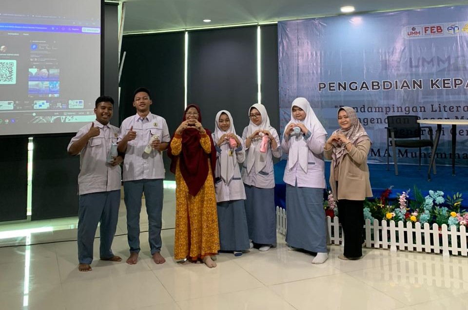 Program PkM Dosen Prodi Ekonomi Pembangunan UMM Pendampingan Literasi Keuangan Digital Siswa Smamio Gresik 3