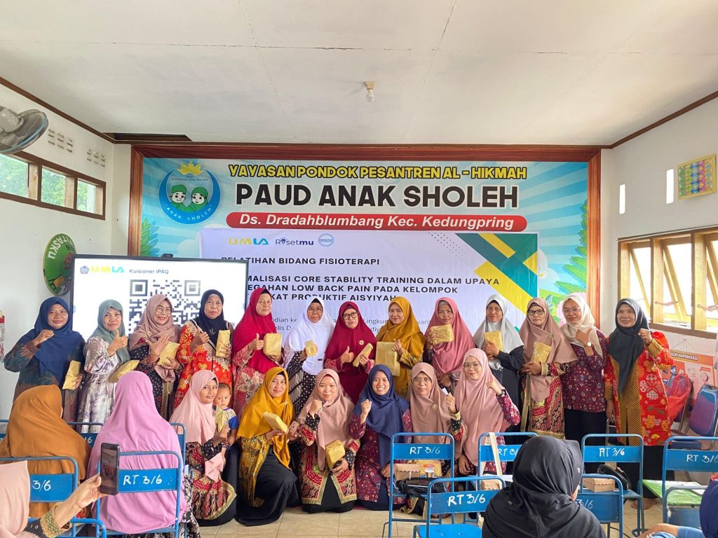 Cegah Low Back Pain,  Tim PkM Fisioterapi UMLA Edukasi Peserta Core Stability 3