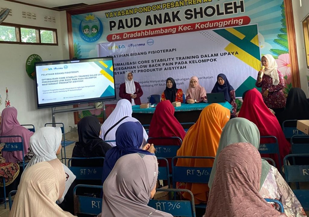 Cegah Low Back Pain,  Tim PkM Fisioterapi UMLA Edukasi Peserta Core Stability 1