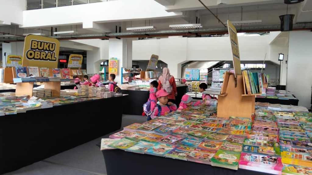 Siswa TK ABA 13 Malang Wisata Literasi dalam Event Out Of The Boox 2