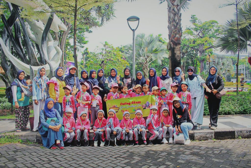 Siswa TK ABA 13 Malang  Outing Class Kenalkan Alat Transportasi Darat 1