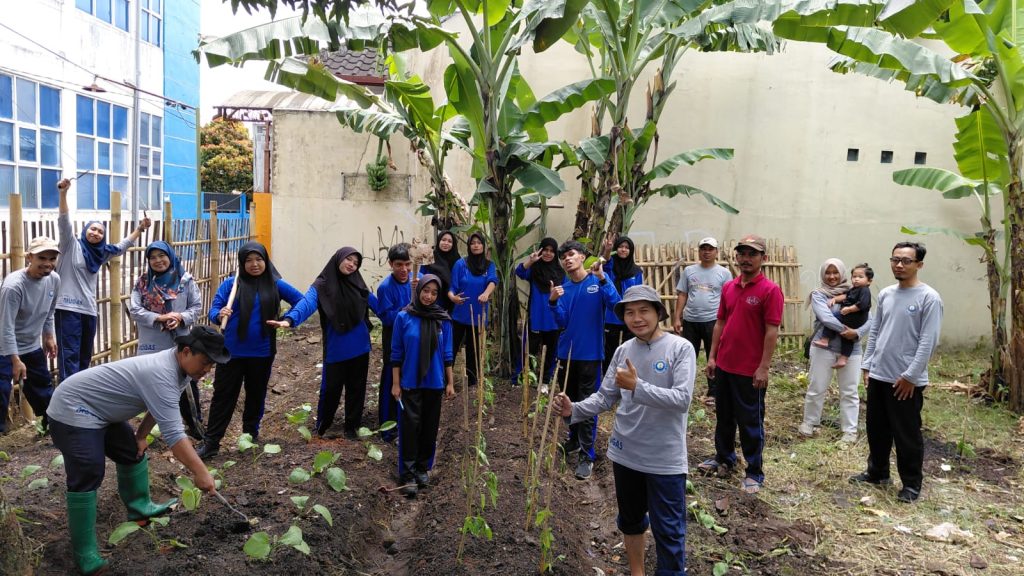 Program SIKAP SMK Mugas Berbasis Ketahanan Pangan, Siswa-Guru Tanam Benih Sayur-Buah 1