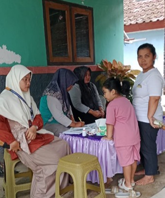 Peran Aktif di Posyandu, Mahasiswi KKNT 38 Unida Gontor Tingkatkan Kesehatan Ibu-Anak Desa Krandegan   4