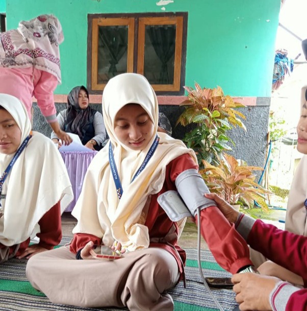 Peran Aktif di Posyandu, Mahasiswi KKNT 38 Unida Gontor Tingkatkan Kesehatan Ibu-Anak Desa Krandegan   3