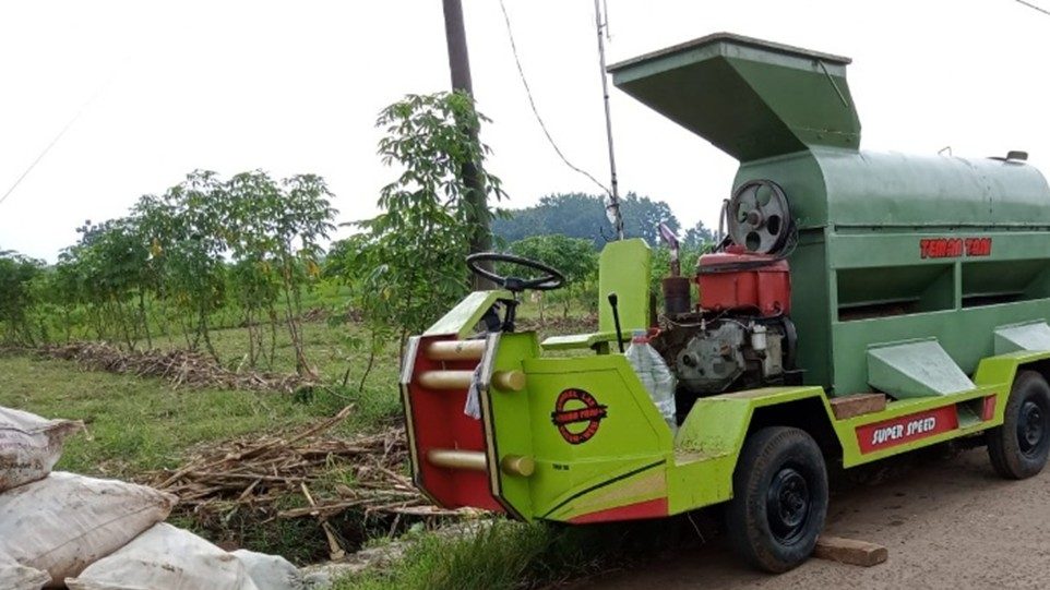Mahasiswi KKNT 38 Unida Gontor Bantu Petani Krandegan, Ngawi, Proses Penyelepan Jagung 2