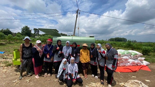 Mahasiswi KKNT 38 Unida Gontor Bantu Petani Krandegan, Ngawi, Proses Penyelepan Jagung 3