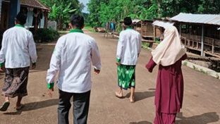 Mahasiswa KKN Tematik 38 UNIDA Gontor Tasyaruf Sembako LazisNU di Dusun Krandegan 2 3 Mahasiswa KKN Tematik 38 UNIDA Gontor Tasyaruf Sembako LazisNU di Dusun Krandegan 2 3