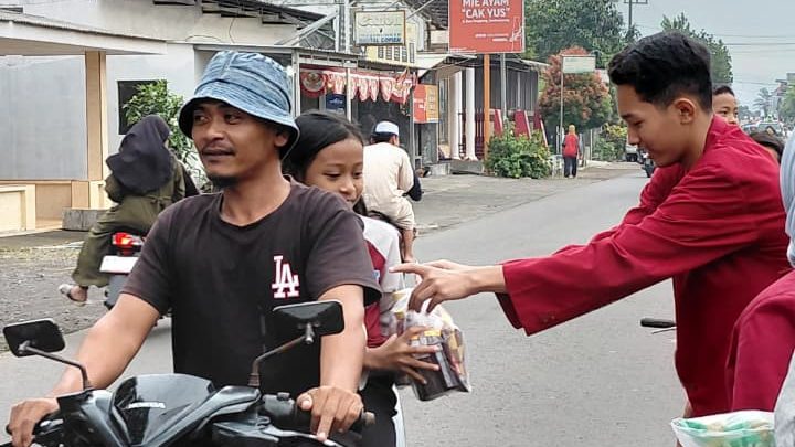Siswa Smamuda Sumberpucung Takjil On The Road Bersama Warga Senggreng 1