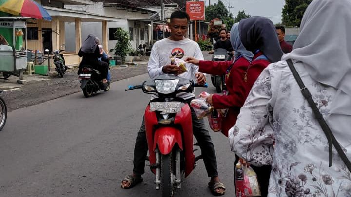 Siswa Smamuda Sumberpucung Takjil On The Road Bersama Warga Senggreng 2