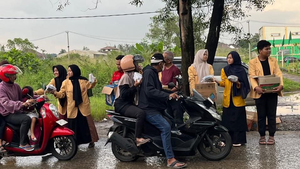 Gelar Liwetan Kebersamaan, PCM Gunung Putri-Ortom dan AUM Bagi Seribu Takjil 2