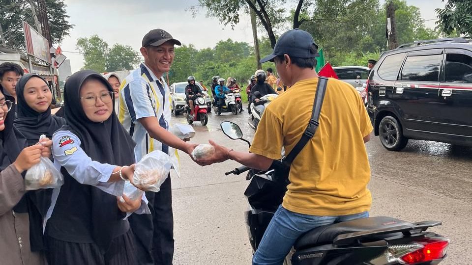 Gelar Liwetan Kebersamaan, PCM Gunung Putri-Ortom dan AUM Bagi Seribu Takjil 1