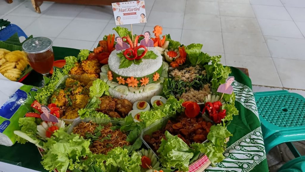 Tumpeng Kartini SMP Muhammadiyah 1 Sumberpucung Simbol Perjuangan Meraih Kesuksesan 2