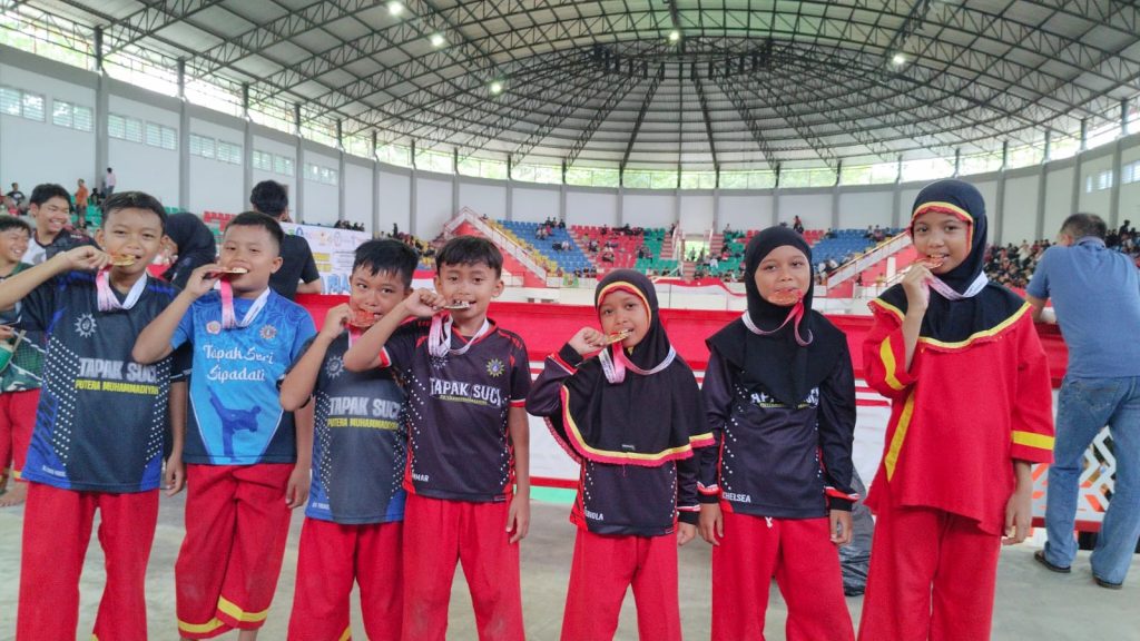 Atlit MD2 Elementary Sumberpucung Raih Pesilat Terbaik Putri-Medali Piala Kemendikbud Liga Pelajar Competion Jatim   3