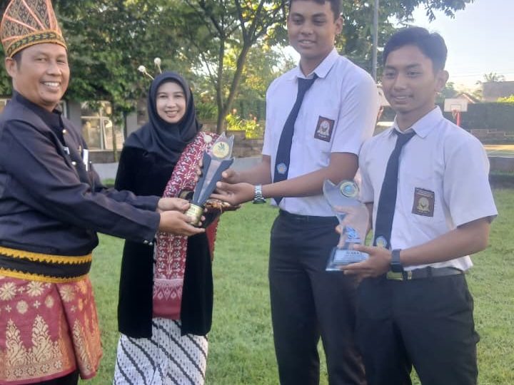 Hardiknas, SMK Mutu Gondanglegi Salurkan Beasiswa Prestasi-Apresiasi Guru Produktif Literasi 2