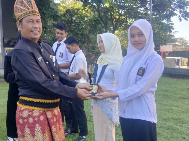 Hardiknas, SMK Mutu Gondanglegi Salurkan Beasiswa Prestasi-Apresiasi Guru Produktif Literasi 5